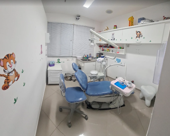 Consultório de odontopediatria decorado com adesivos infantis