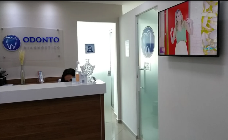 Recepção da clínica, com o logo Odonto Diagnóstico na parede