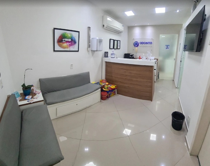 Sala de espera com sofás e cantinho de brinquedos